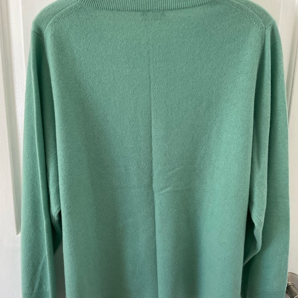 J. Crew Light Green Cashmere Sweater 27” chest 26” length hole see photo - Picture 5 of 8